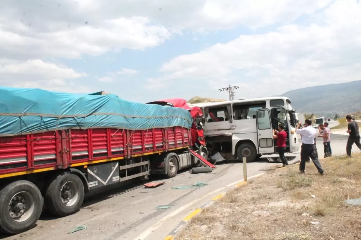 Cuma Namazına Giden İşçilerin Bulunduğu Otobüs Kaza Yaptı: 27 Yaralı