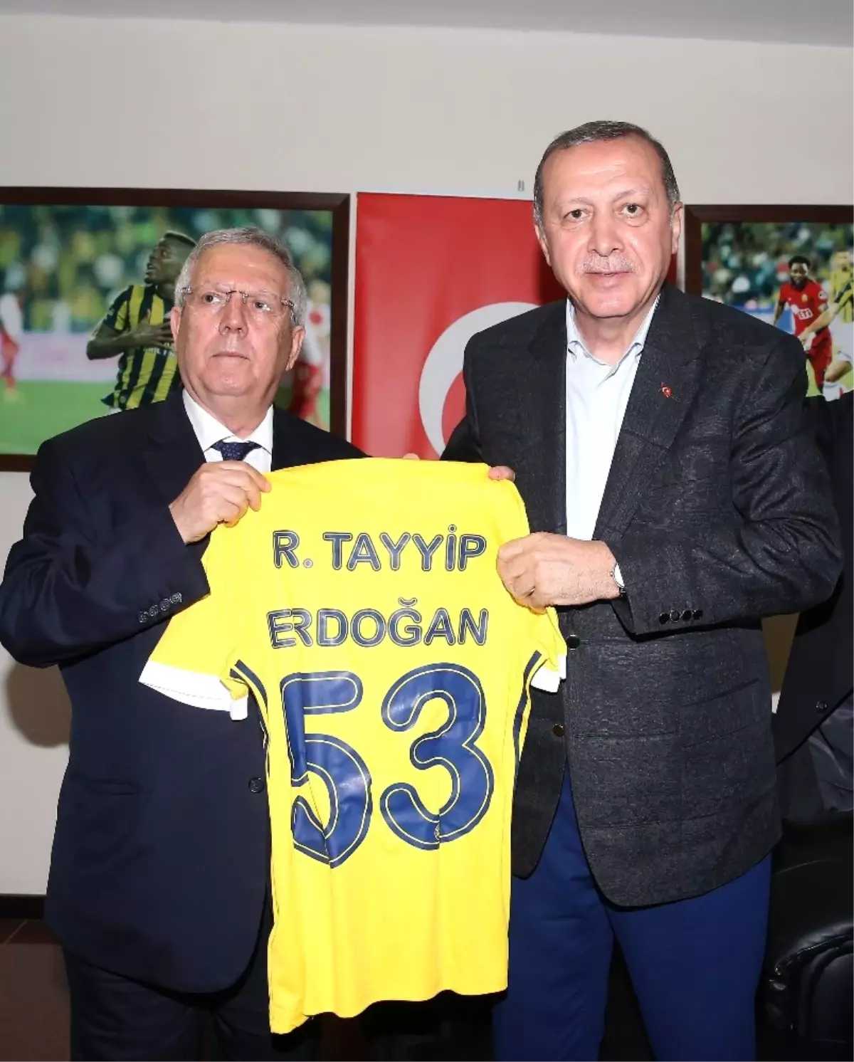 Fenerbahçe\'nin Soyunma Odasına İnen Erdoğan\'a, Aziz Yıldırım\'dan Özel Forma