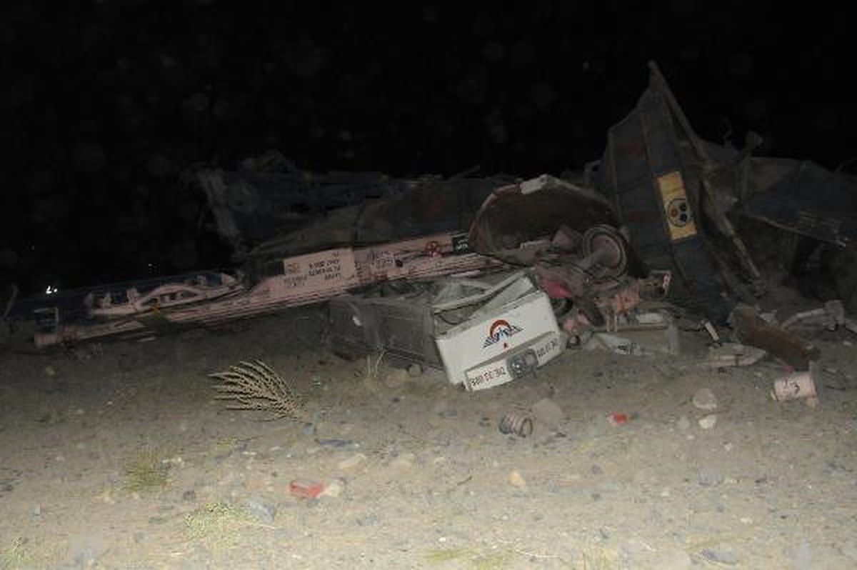 Elazığ\'da Demir Cevheri Taşıyan Yük Treni Devrildi: 2 Ölü (2)- Yeniden