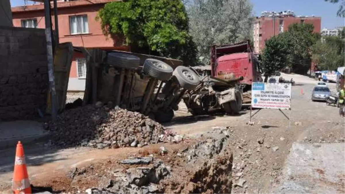 Gaziantep-İslahiye\'de, Devrilen Kamyon Dorsesi Korkuttu