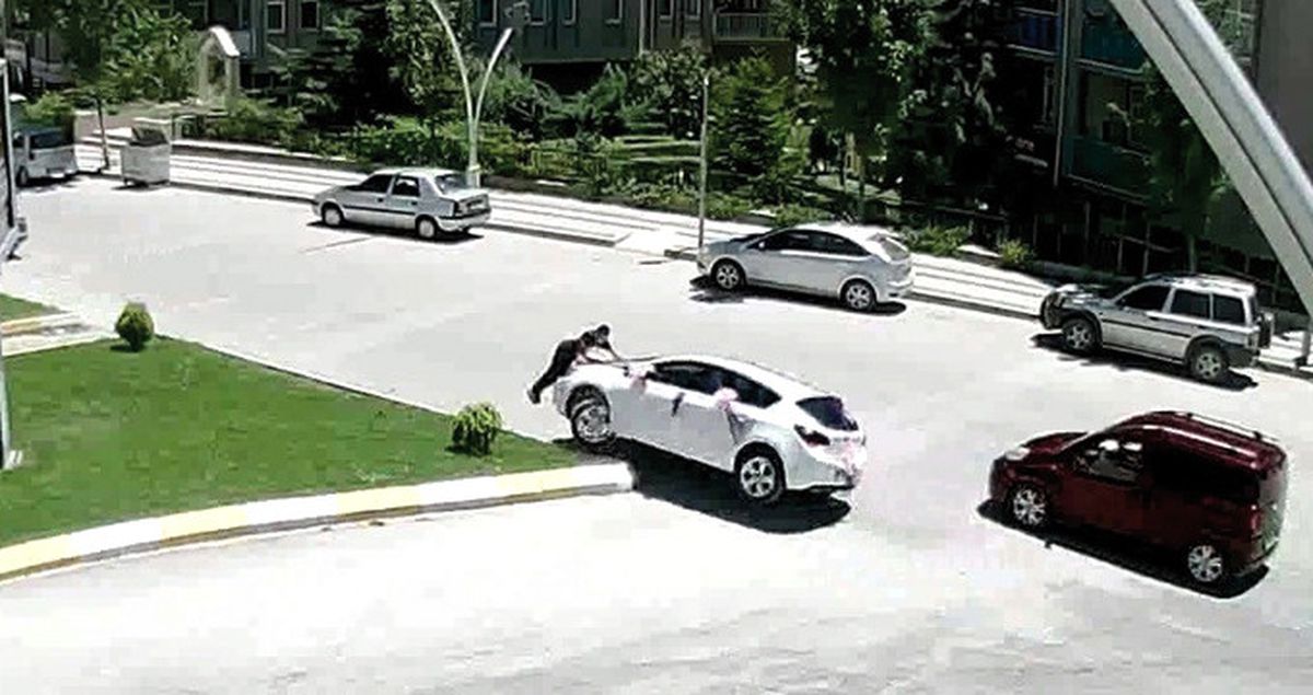 Gelin Arabasından Bahşiş Almak İçin, Arabanın Üstüne Yatan Çocuk Ölümden Döndü