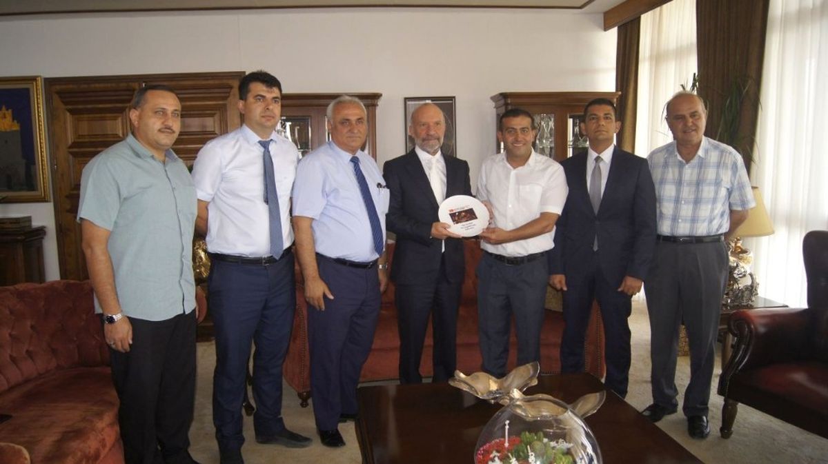 Günsel\'e, Milli İrade Platformu Yardımlaşma ve Dayanışma Derneği\'nden Plaket