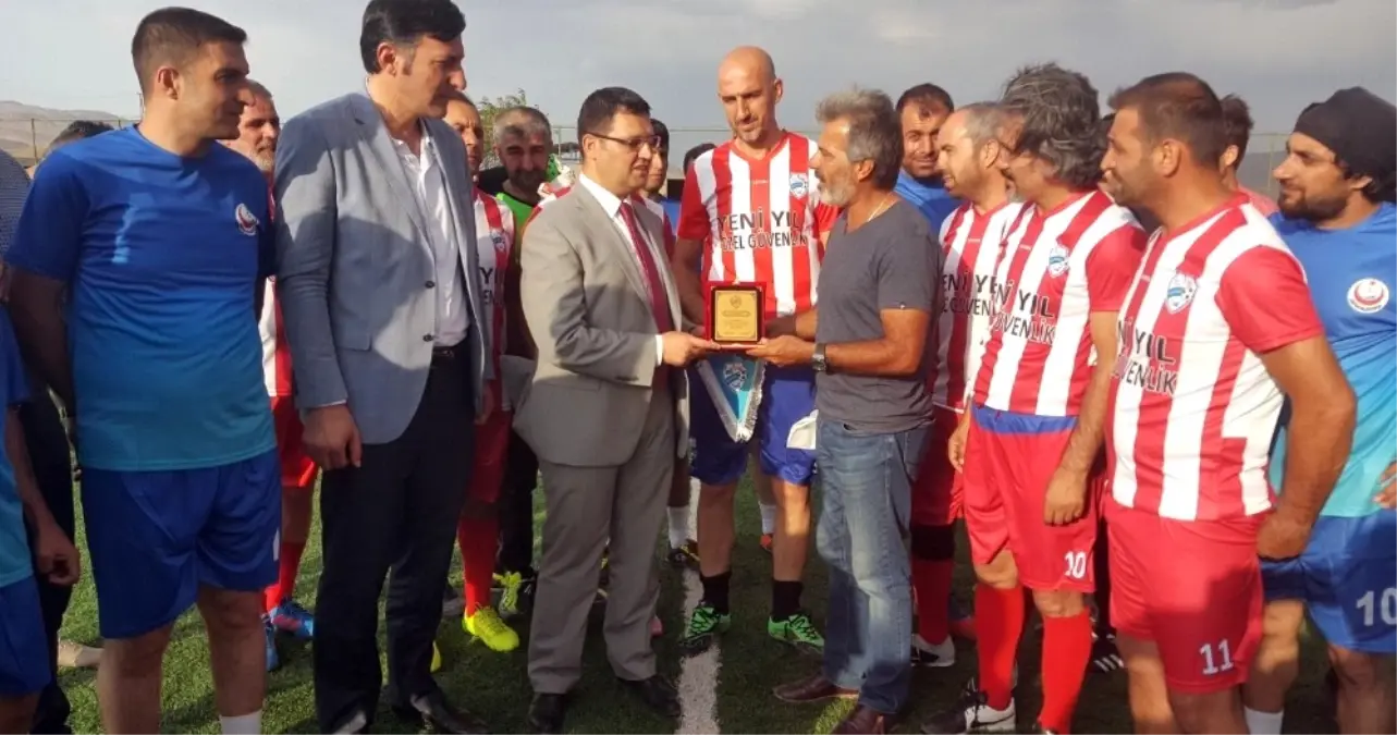 Gürpınar\'da Dostluk Maçı