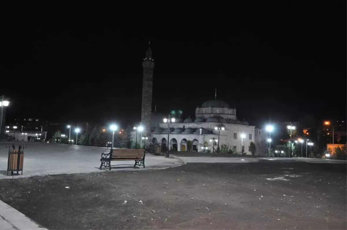 Harakani Türbesi ve Evliya Cami Işıklandırıldı