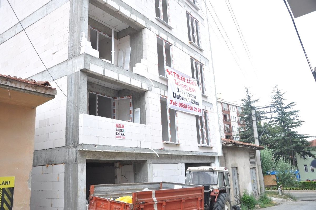 İnşaattan Düşen Ağabey ile Kardeşi Yaralandı