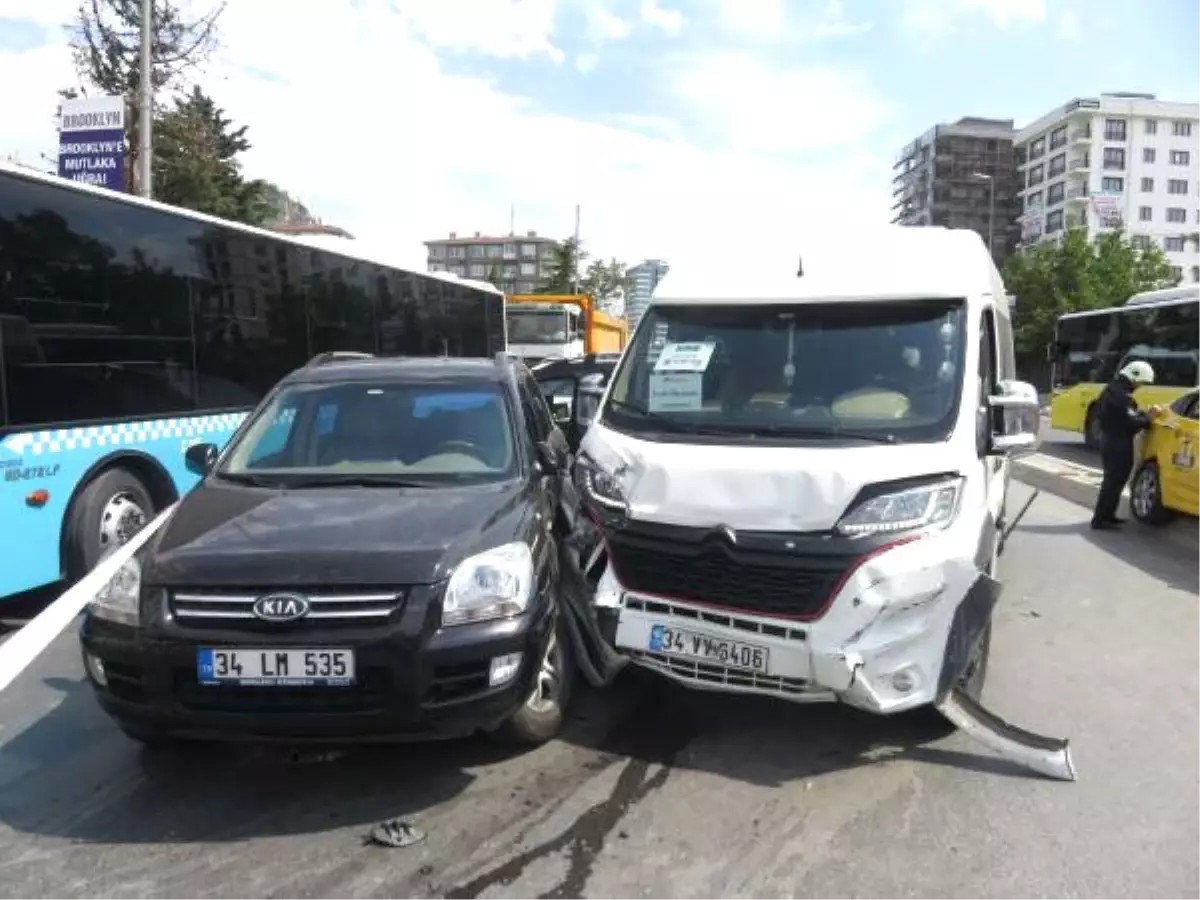 Kadıköy\'de 8 Araç Birbirine Girdi: 2 Sürücü Yaralandı