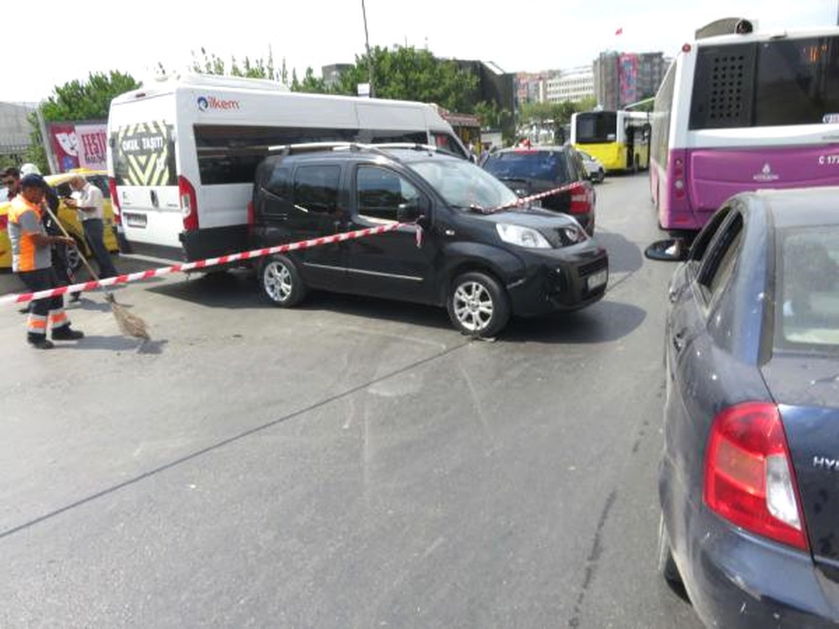 Kadıköy\'de Zincirleme Trafik Kazası: 2 Yaralı