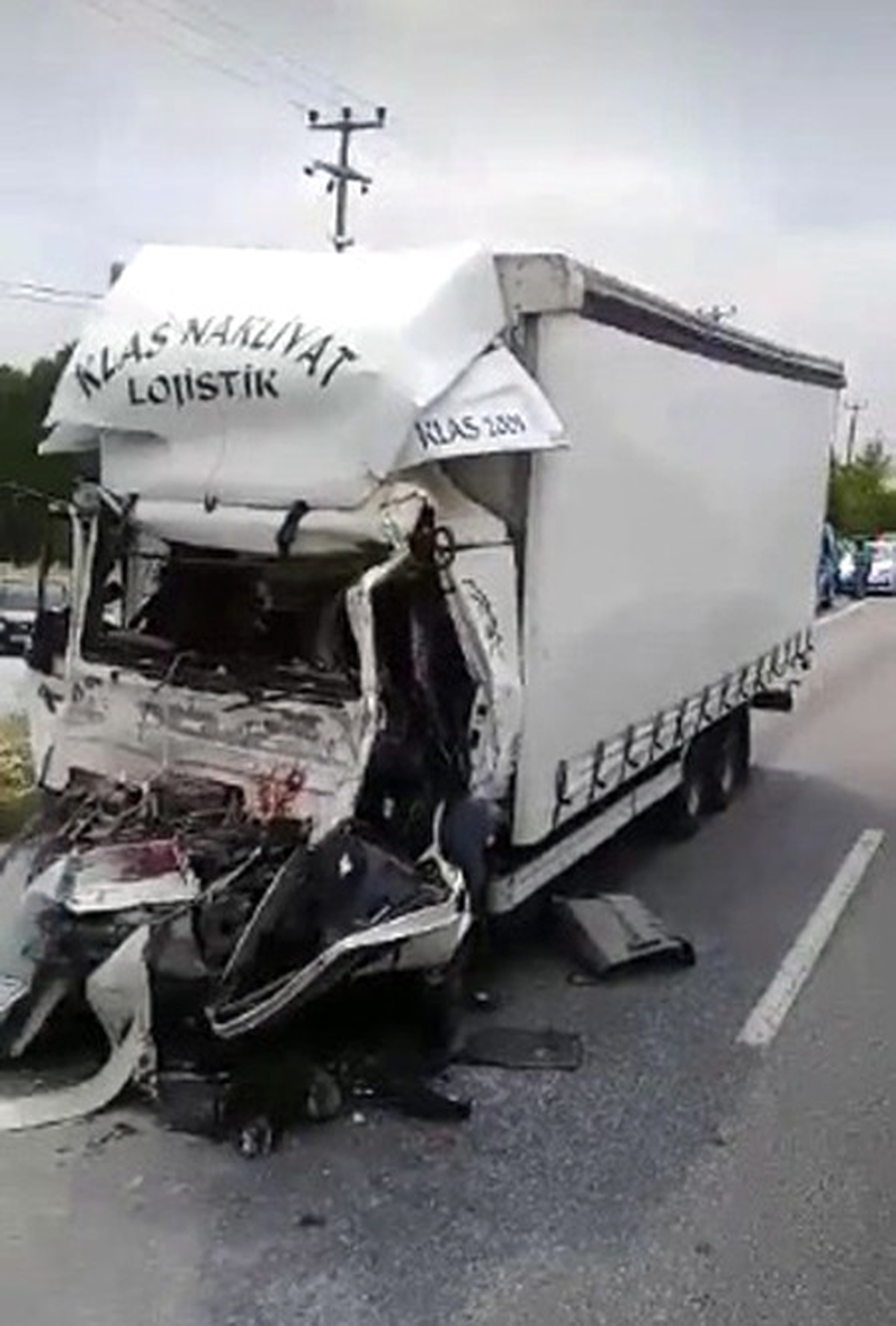 Kamyon, Mermer Yüklü Tıra Çarptı: 1 Yaralı