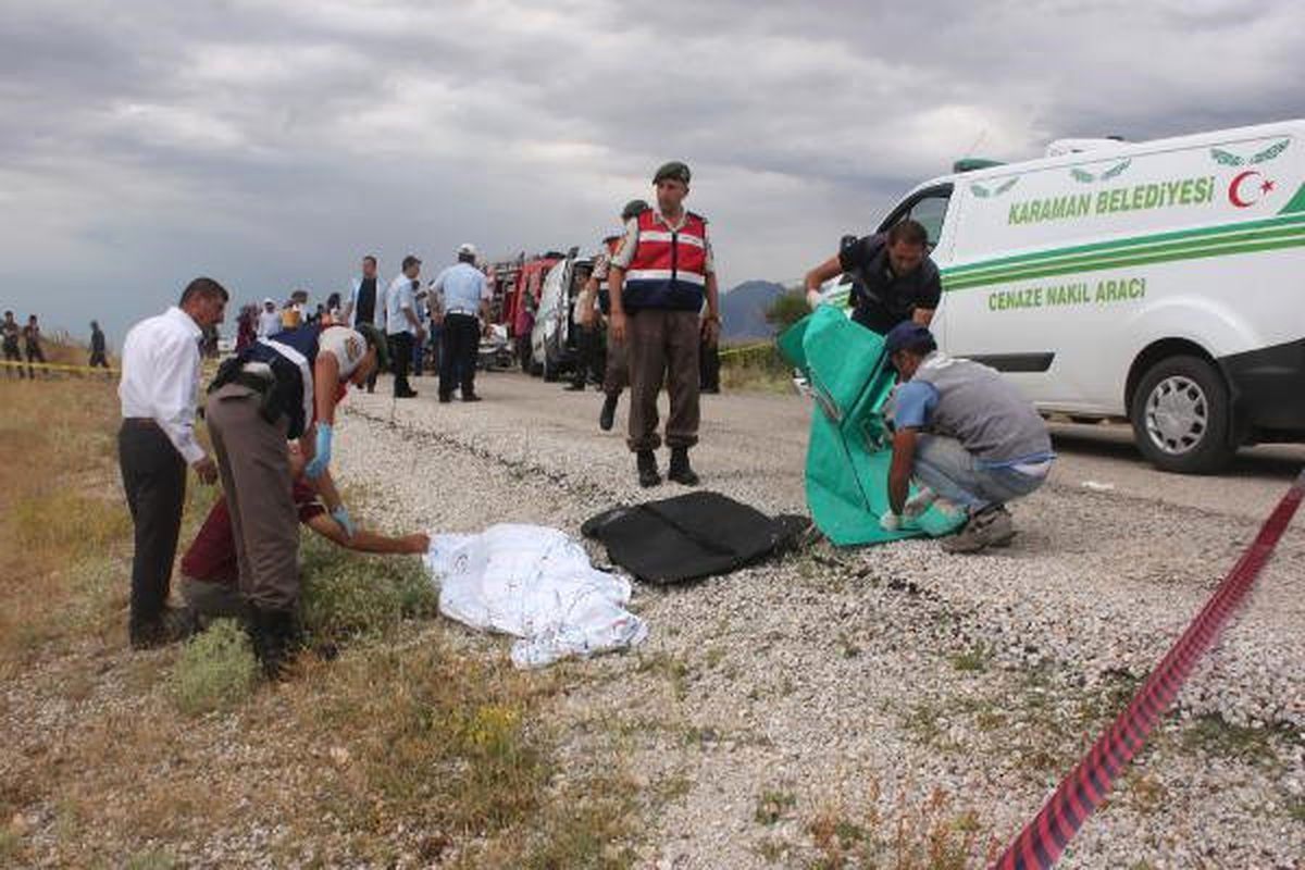 Karaman\'da 2 Otomobil Çarpıştı: 6 Ölü 3 Yaralı (2)- Yeniden