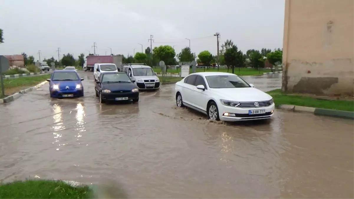 Kütahya\'da Yağmur Caddeleri Göle Çevirdi