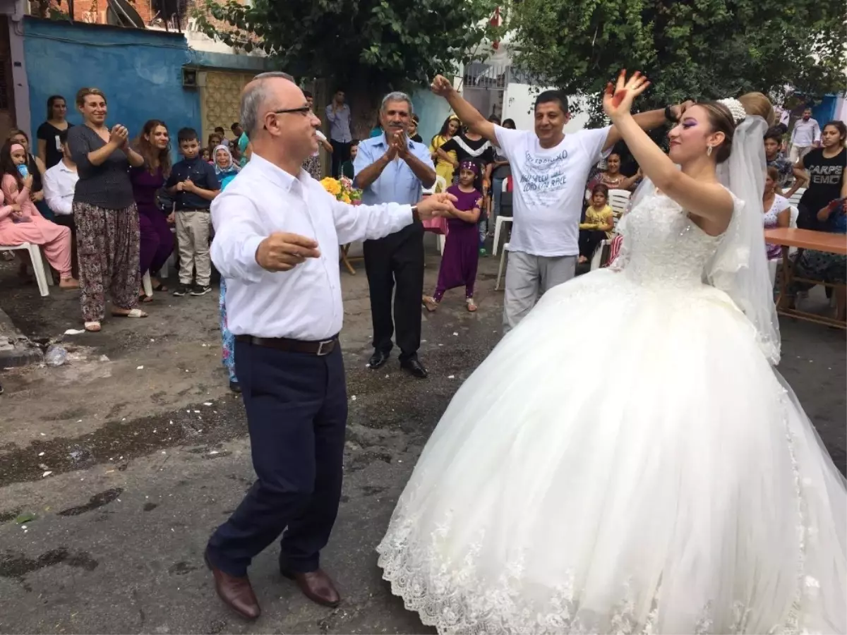 Nikahı Kıyan Başkan, Gelin ve Damatla Karşılıklı Oynadı