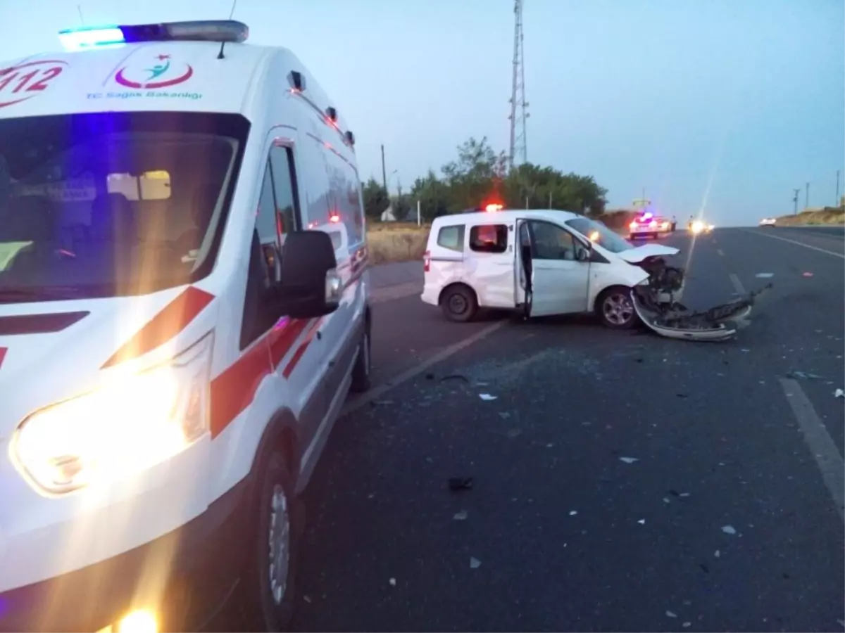 Otomobil ile Hafif Ticari Araç Çarpıştı: 2 Yaralı