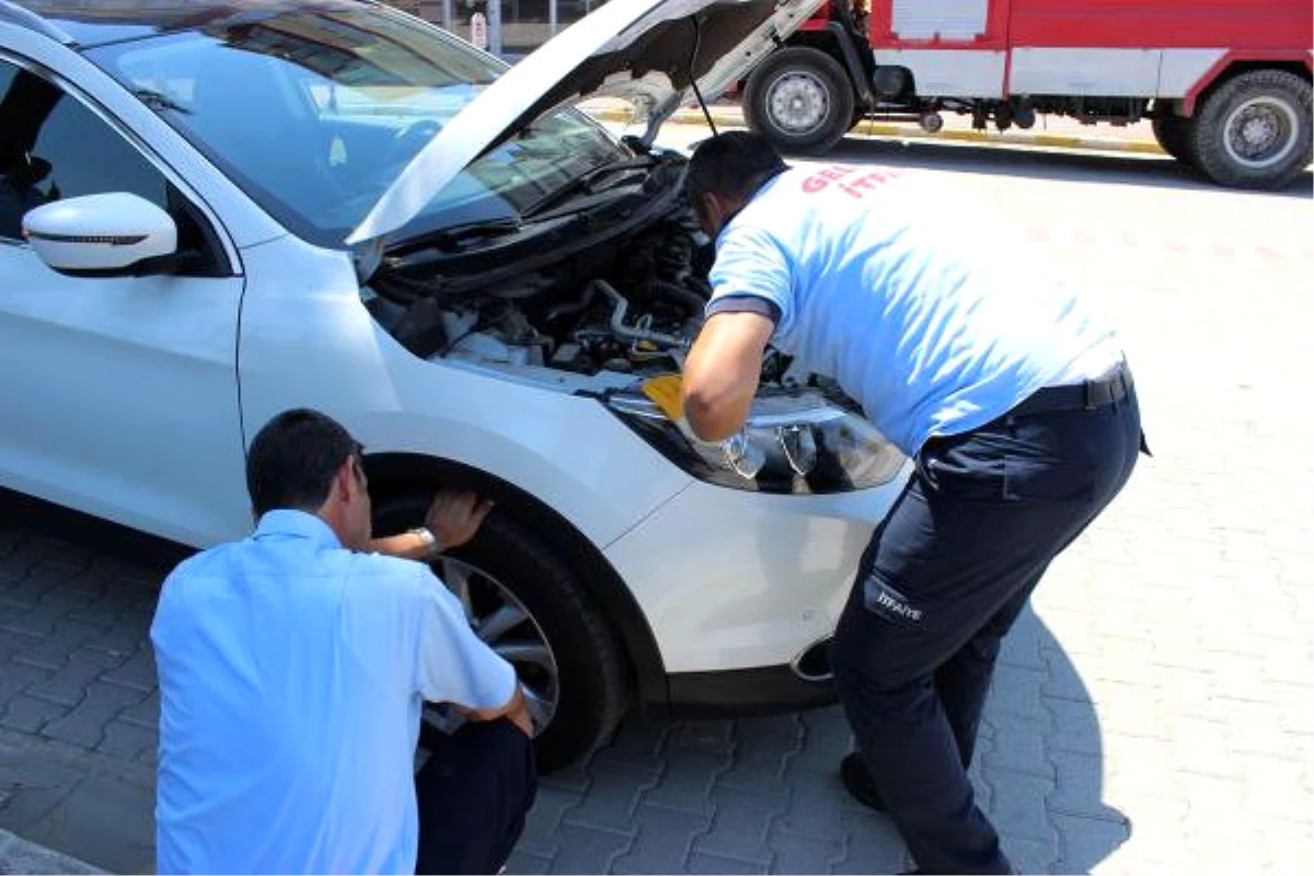 Otomobilin Motoruna Giren Kediyi İtfaiye Kurtardı