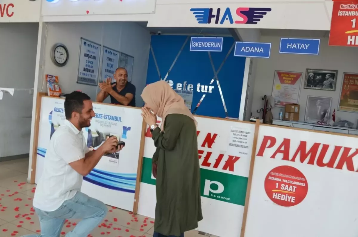 Biletinde Sorun Olunca Otobüsten İndi Evlilik Teklifi Aldı