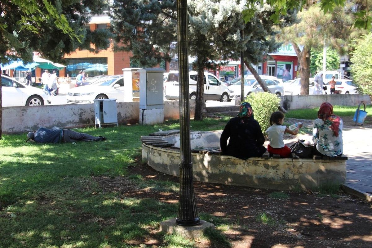 Sıcaktan Bunalan Vatandaşlar Surların Gölgesinde Serinliyor