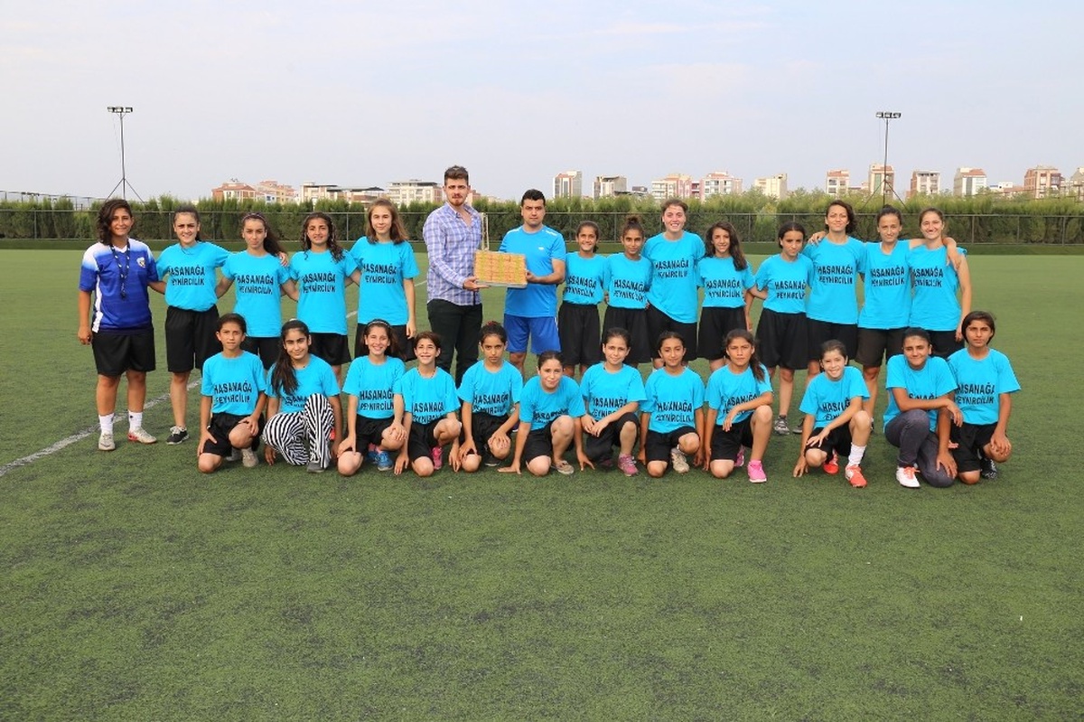 Turgutlu Esnafı Kadın Futbol Takımına Sahip Çıkıyor