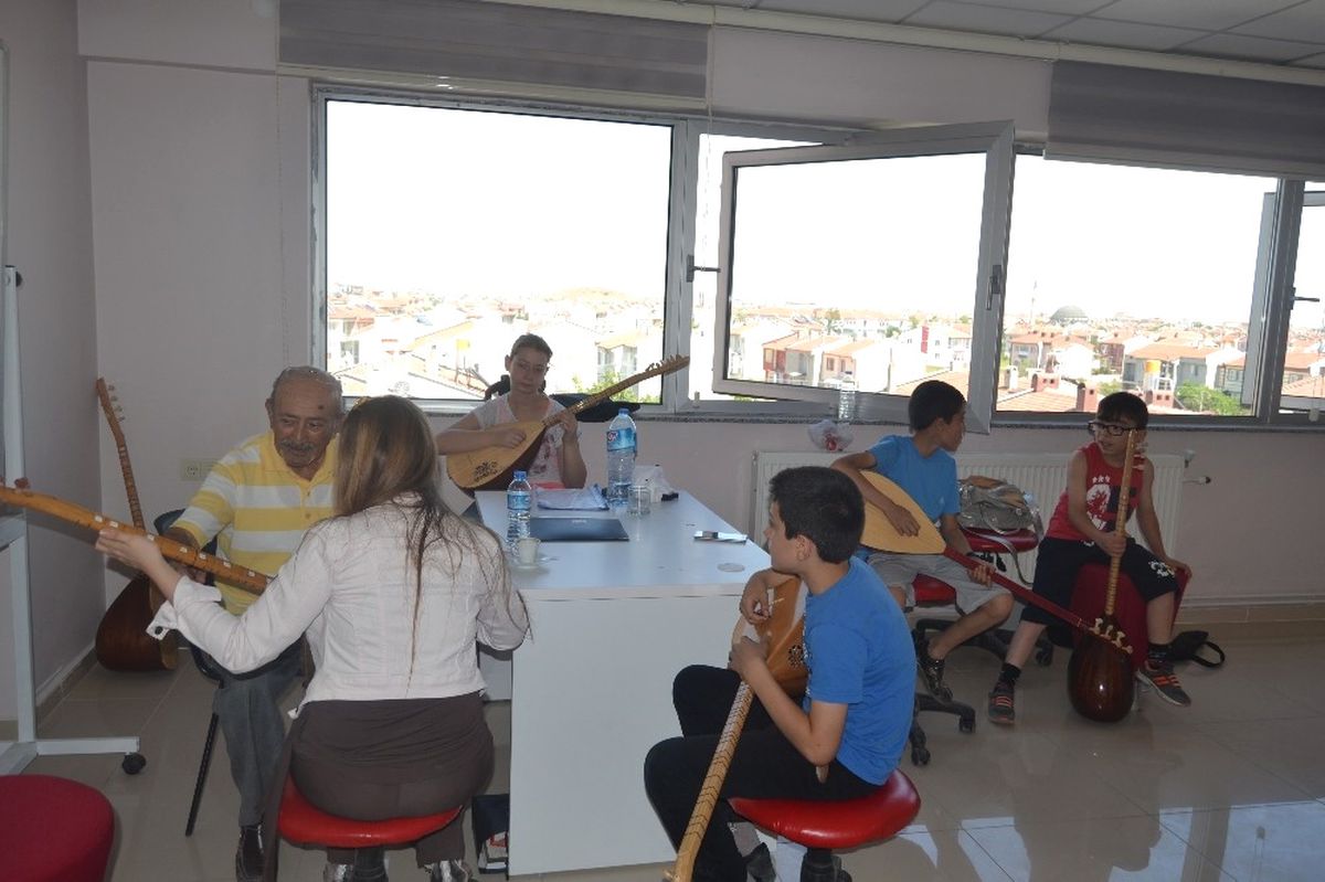 Ünlü Halk Ozanı Gençlik Merkezi\'nde Bağlama Eğitimi Veriyor