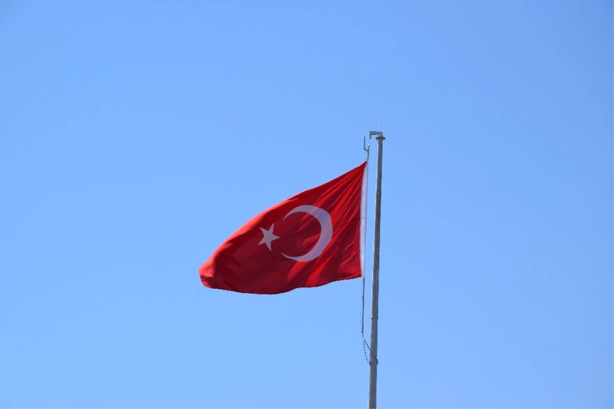 Viranşehir\'de Dev Bayrak Dalgalanıyor