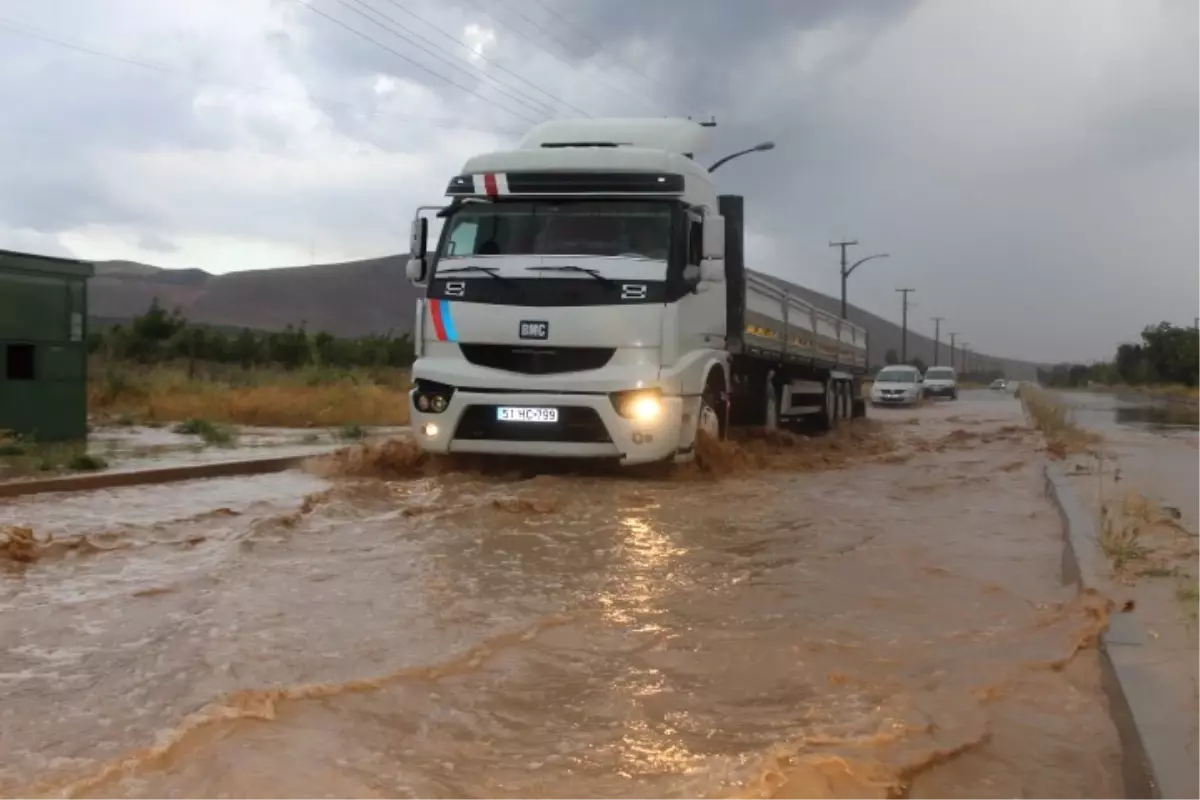 Yağmur Çocukları Sevindirdi, Sürücülere Zor Anlar Yaşattı