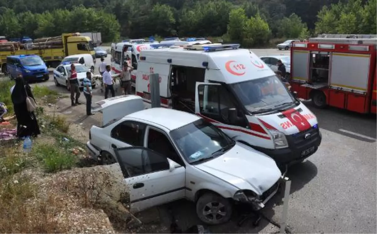 Yaralılara Müdahale Eden Ambulansa Otomobil Çarptı: 1 Ölü, 8 Yaralı