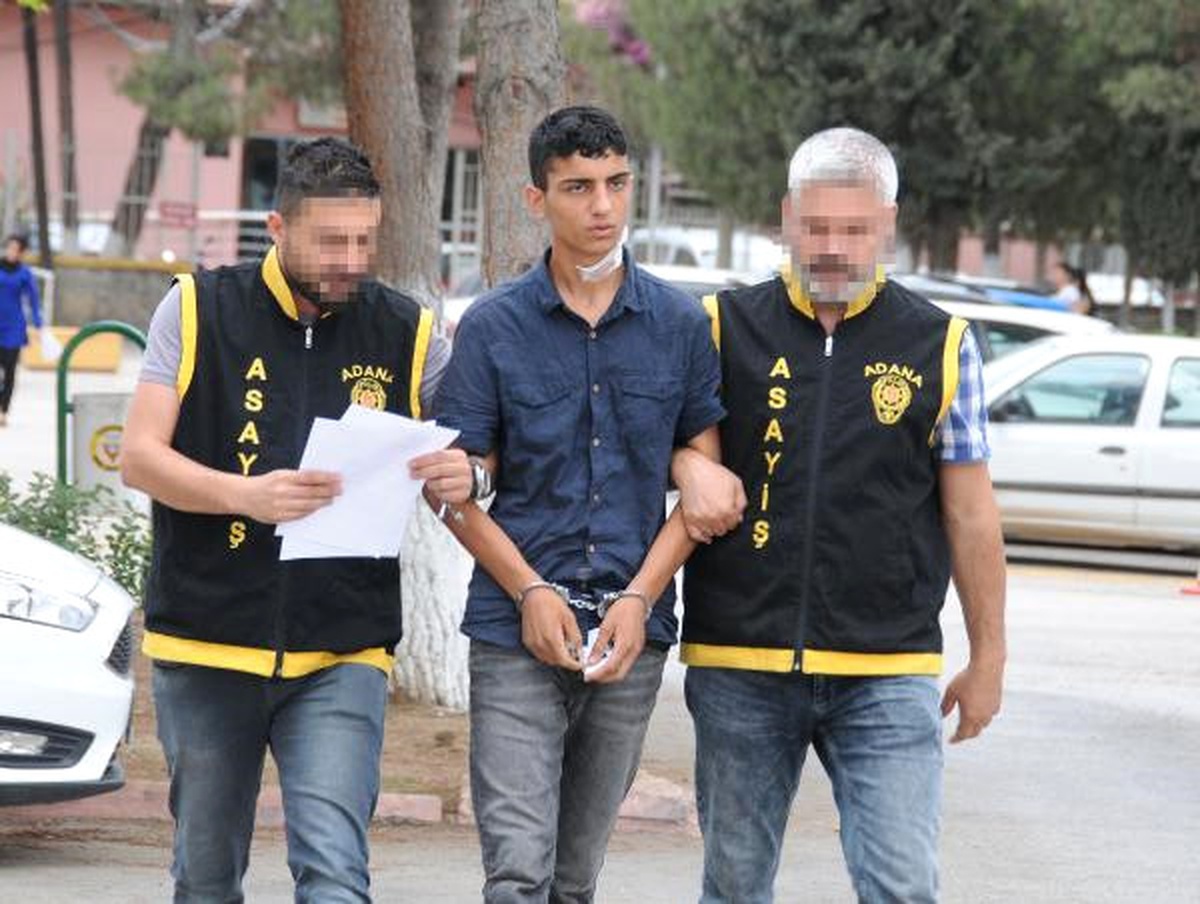 Yatak Odasında Yakalanan Hırsızlık Zanlısı Boğazını Kesti