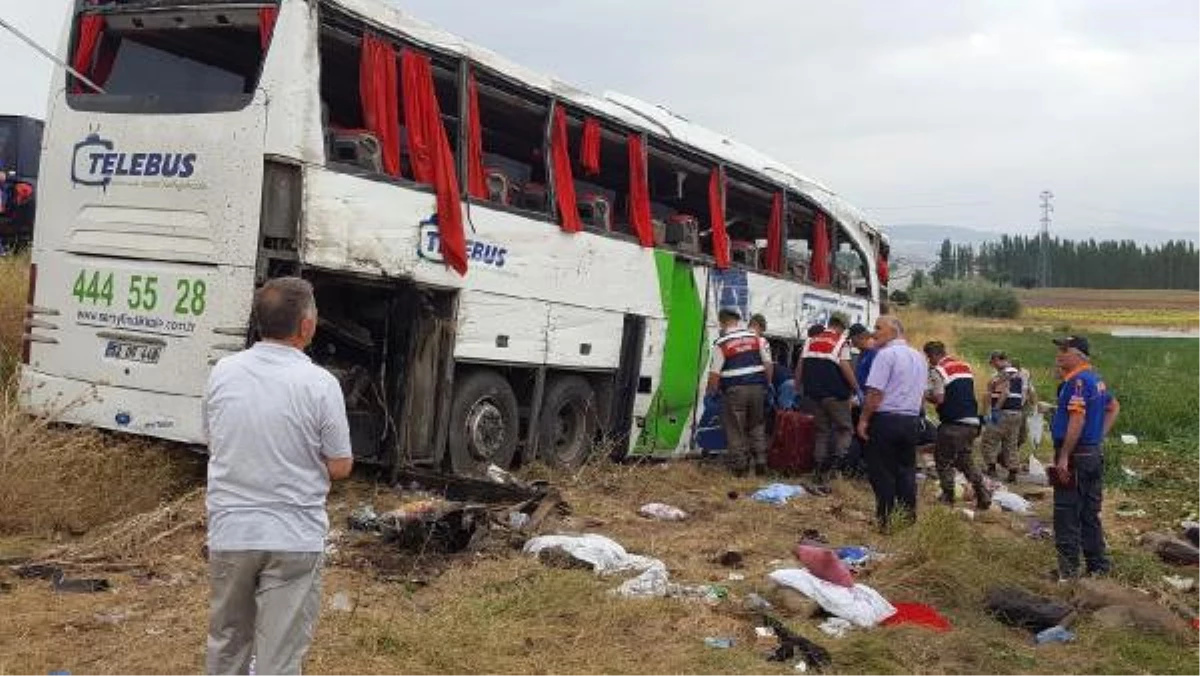 2-Yolcu Otobüsü Şarampole Yuvarlandı: 4 Ölü, 30 Yaralı