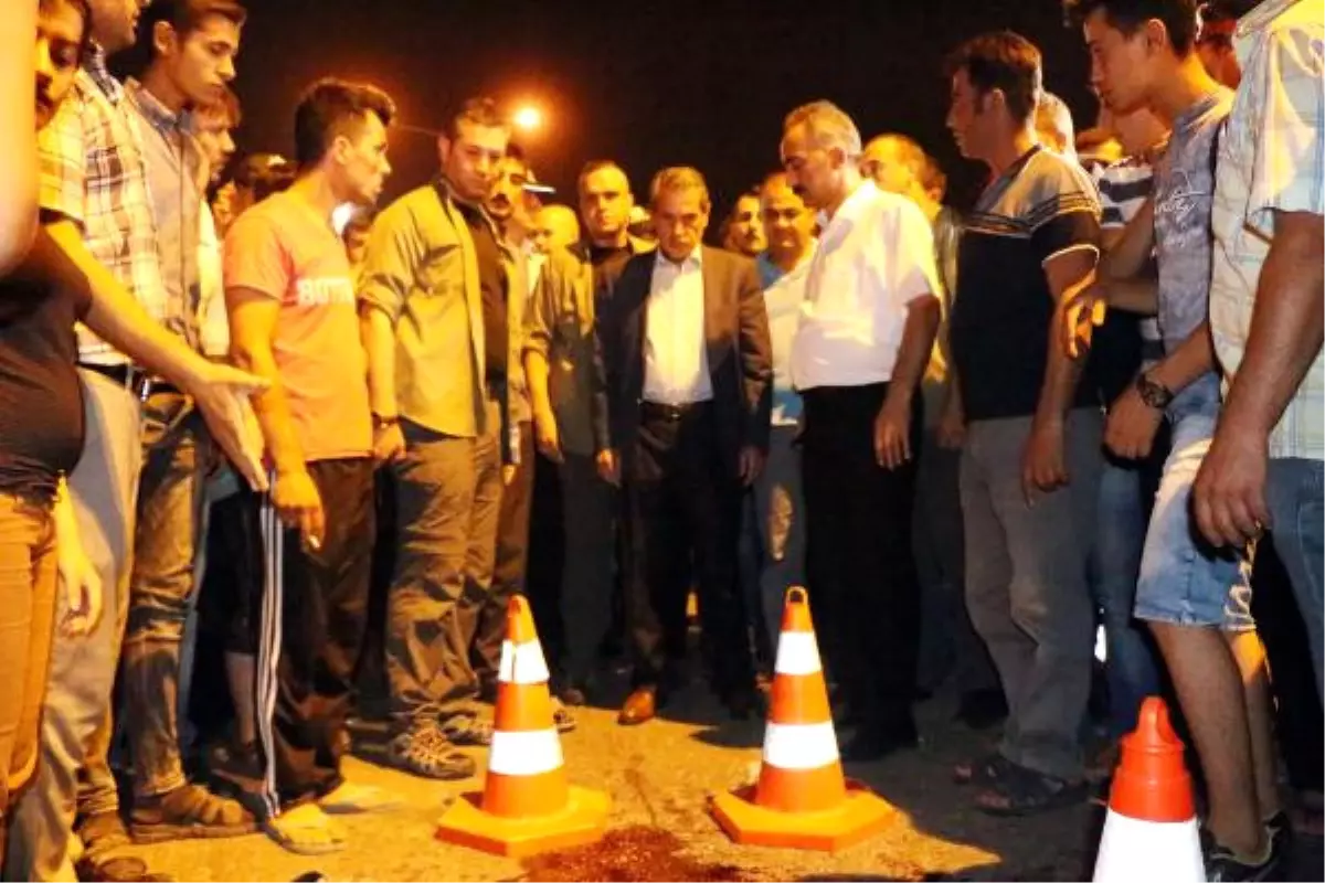 Adıyaman\'da Ölümlü Kaza Sonrası Mahalleli, Yolu Trafiğe Kapattı