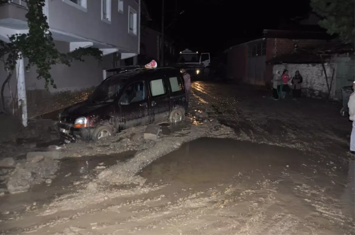 Akşam Saatlerinde Etkili Olan Yağış Su Baskınlarına Neden Oldu