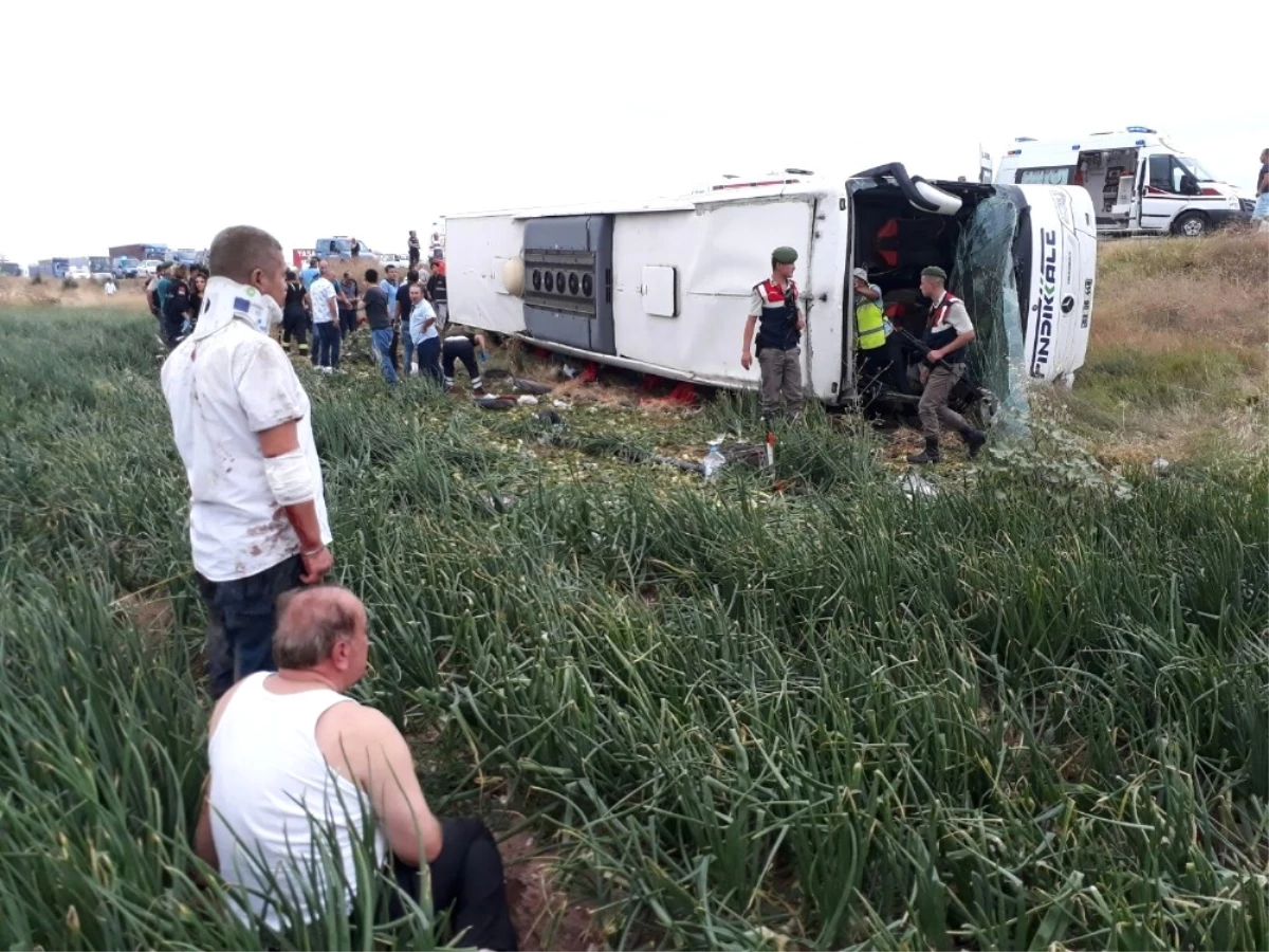 Amasya\'da Yolcu Otobüsü Şarampole Yuvarlandı: 6 Ölü, 35 Yaralı