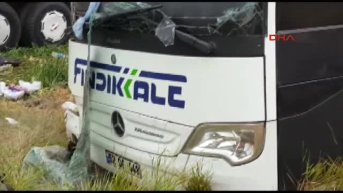 Amasya\'da Yolcu Otobüsü Şarampole Devrildi Yaralılar Var