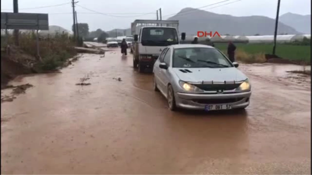 Antalya Elmalı\'da Şiddetli Yağış Sele Neden Oldu