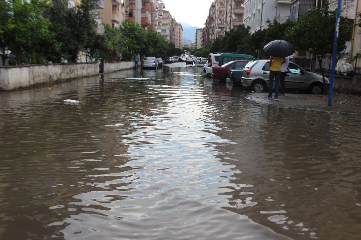 Aydın\'da Yağış Hayatı Felç Etti: 2 Yaralı