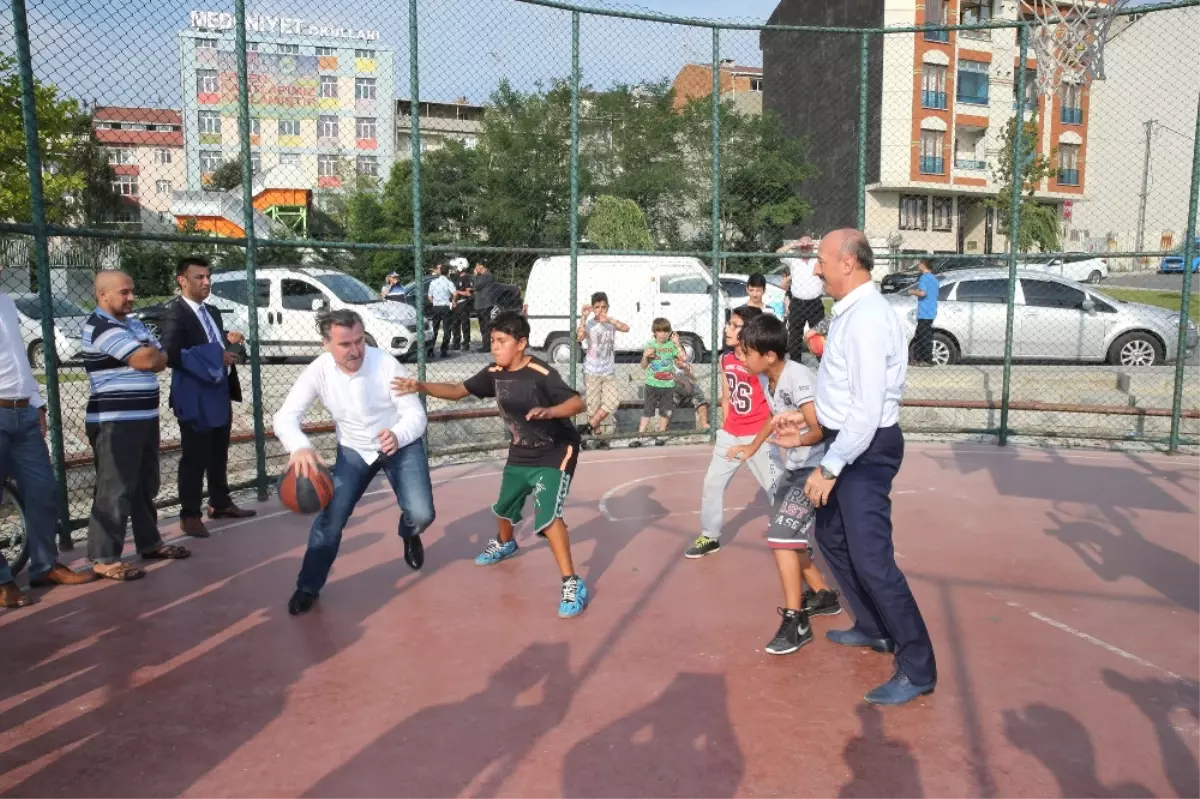 Bakan Bak, Çocuklarla Basketbol Maçı Yaptı