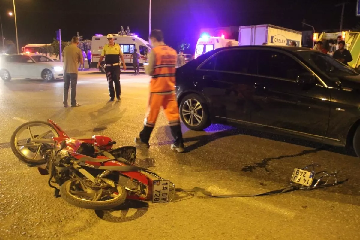 Birbirlerini Çeken Motosikletlere Otomobil Çarptı: 2 Yaralı