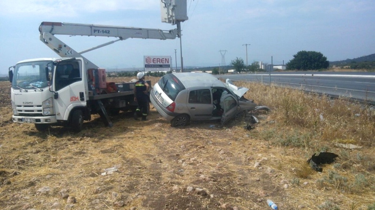 Didim\'de Kontrolden Çıkan Otomobil Elektrik Direğine Çarptı: 2 Yaralı