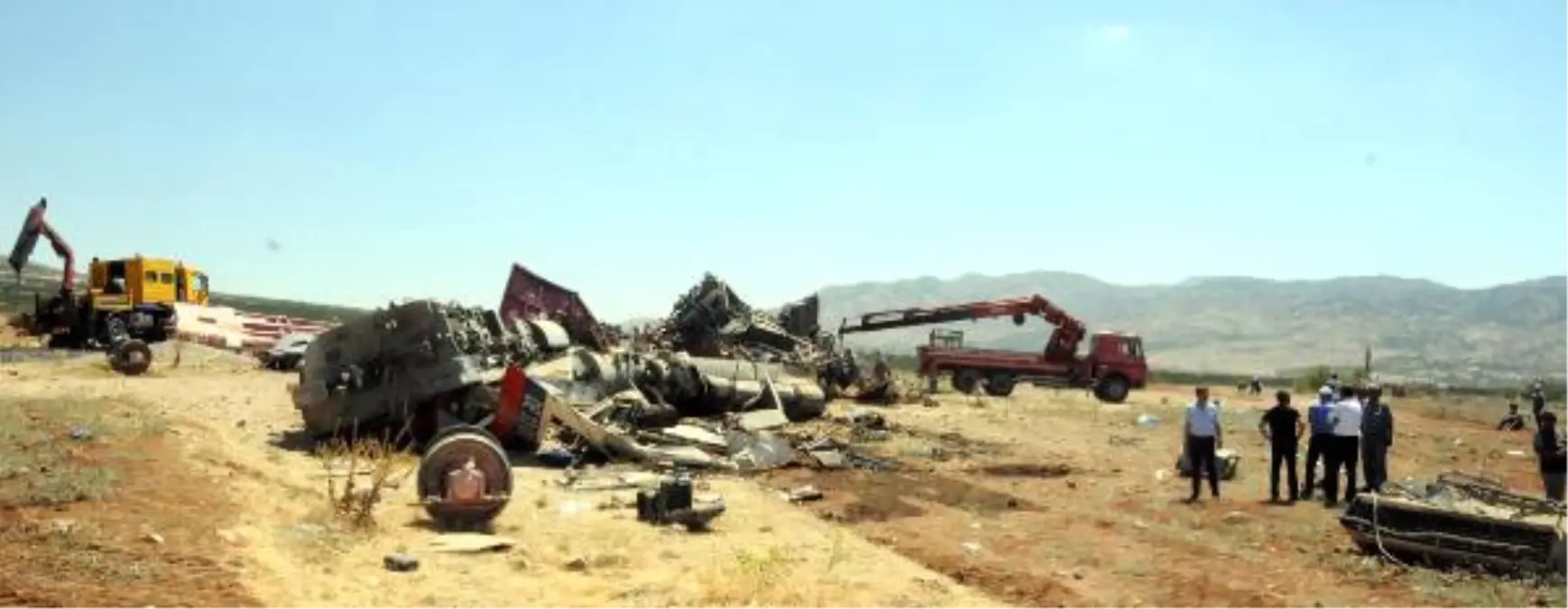 Elazığ\'daki Yük Treninin Enkazı Kaldırılıyor, 2 Makinistin Cenazeleri Toprağa Verildi