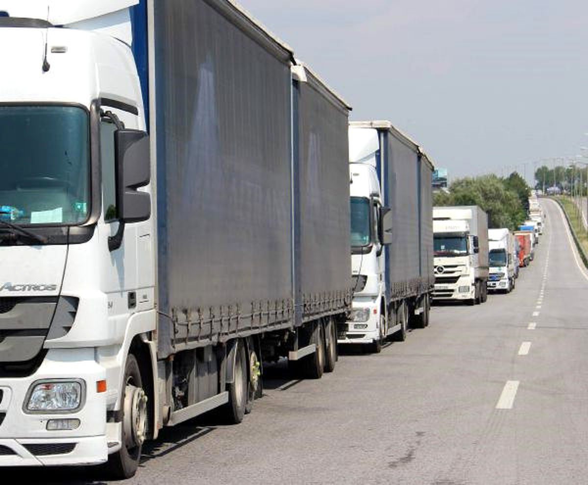 Kapıkule\'de 9 Kilometre Tır Kuyruğu