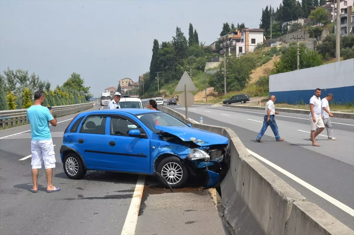 Karamürsel\'de Otomobil Bariyere Çarptı: 2 Yaralı