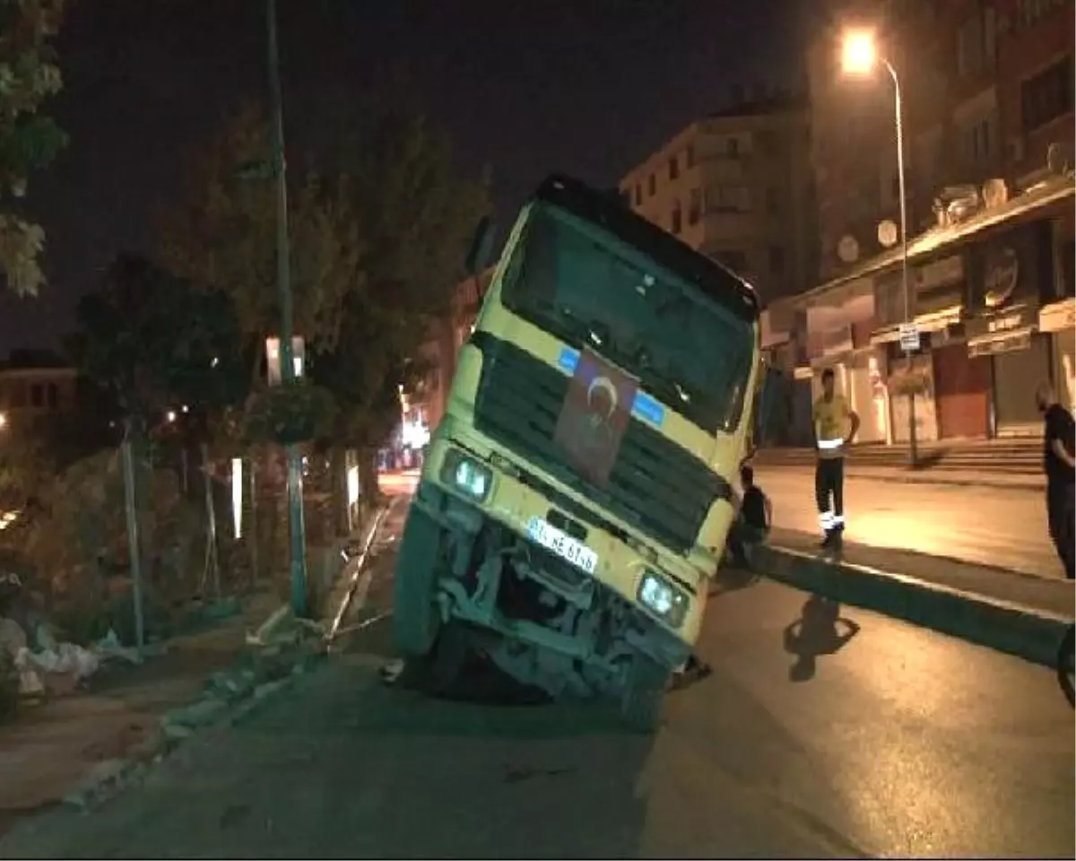 Maltepe\'de Asfaltlama Çalışması Yapan Kamyon, Çöken Yola Düştü