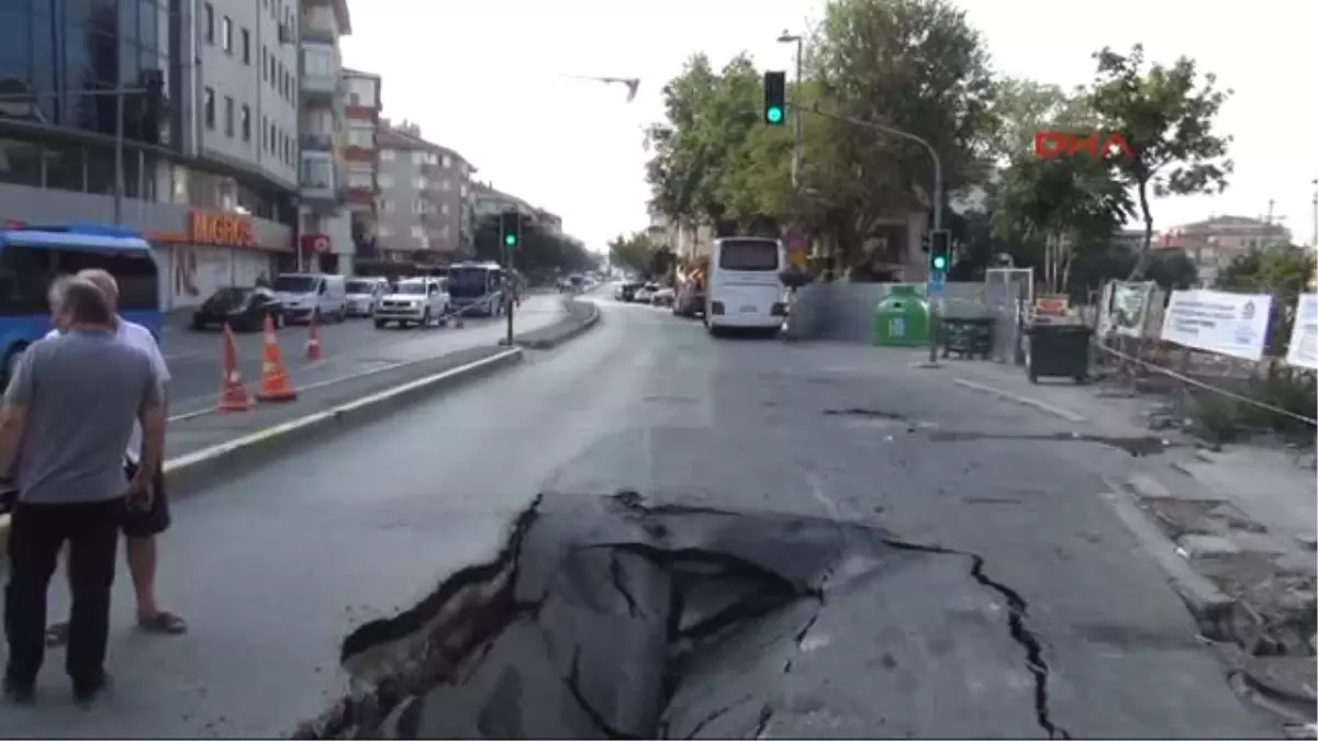 Maltepe\'de Asfaltlama Çalışması Yapan Kamyon Çöken Yola Düştü