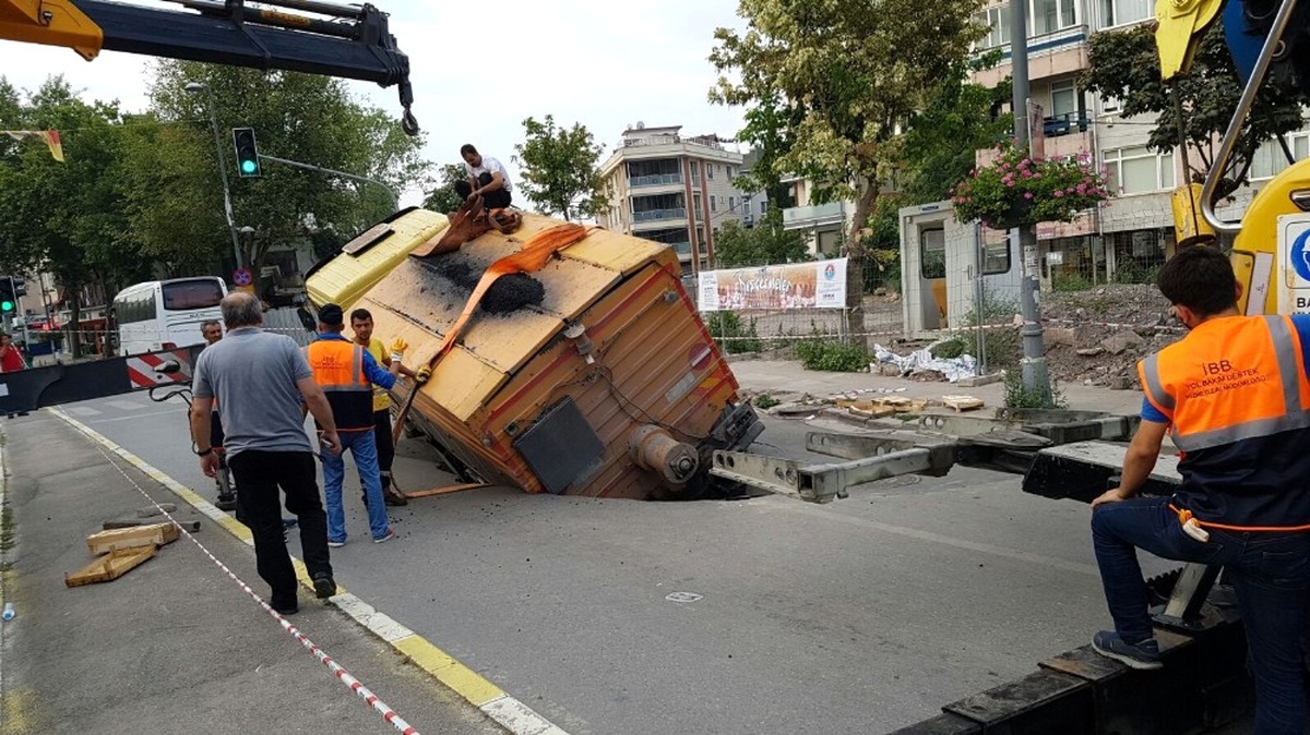 Maltepe\'de Yol Çalışması Sırasında Çökme Meydana Geldi
