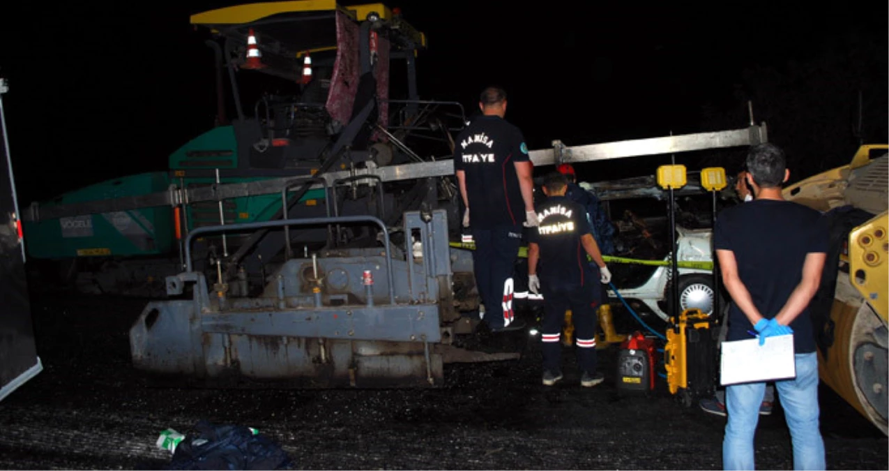 Manisa\'da İş Makinesine Çarpan Otomobil Alev Aldı: 3 Ölü