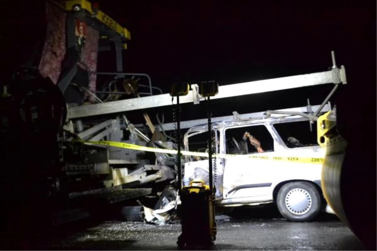 Manisa\'da Trafiğe Kapalı Yolda Kaza: 3 Kişi Yanarak Öldü