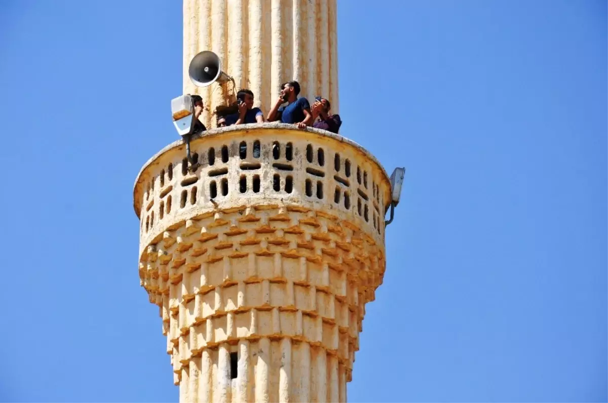 Telefonları Çekmeyen Vatandaşlar, Çareyi Caminin Minaresine Çıkmakta Buldu