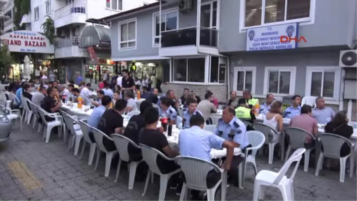 Muğla Marrmaris\'te Şehit Ailesinden Polislere Yemek