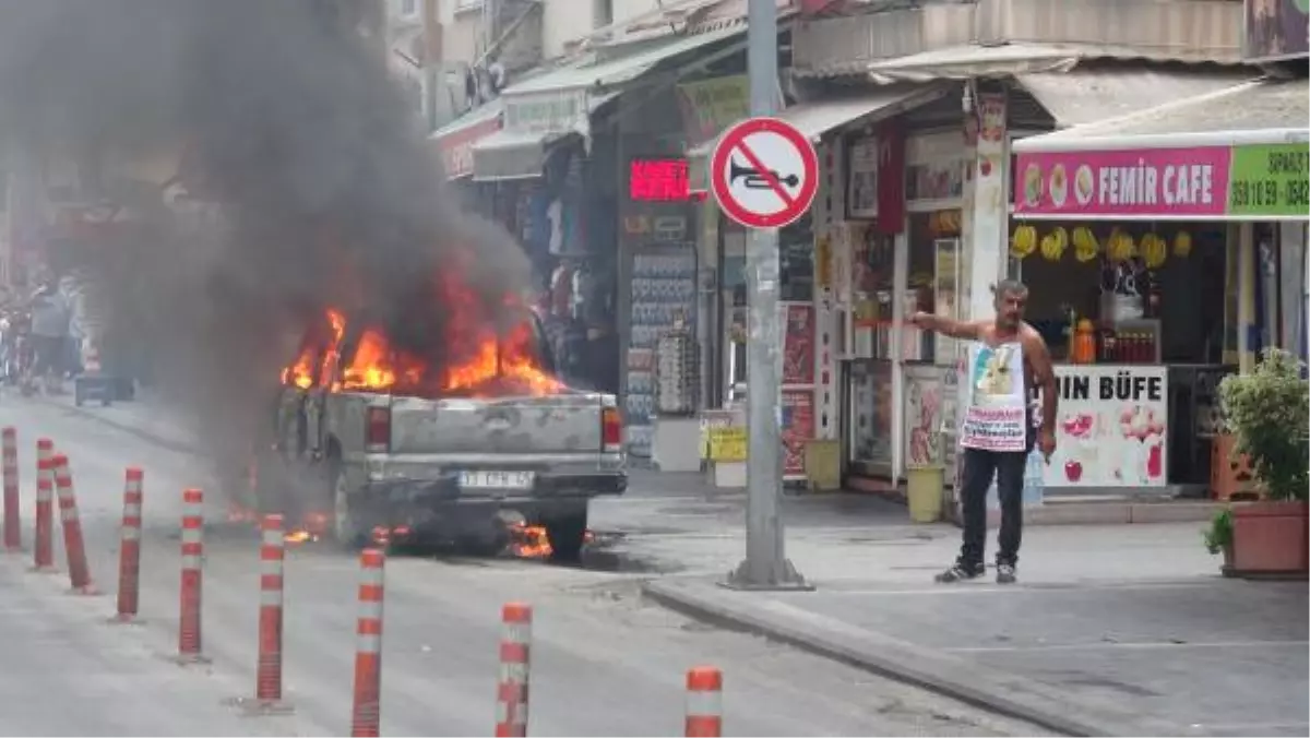 Protesto İçin Adliye Önünde Kamyonetini Yaktı