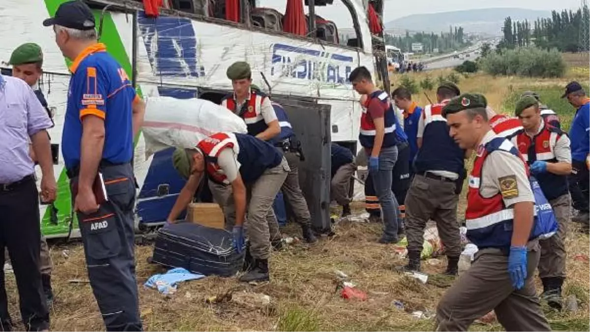 Yolcu Otobüsü Şarampole Yuvarlandı: 4 Ölü, 30 Yaralı