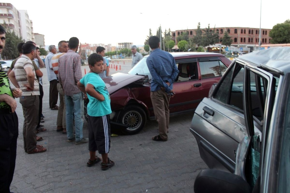 Adıyaman\'da İki Otomobil Çarpıştı: 4 Yaralı