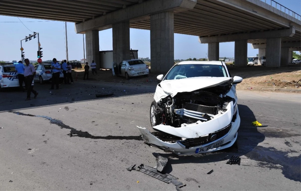 Antalya\'da Trafik Kazası: 1 Yaralı