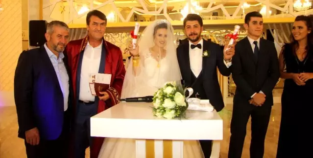 Belediye Başkanı Nikahını Kıydığı Çifte Ev Tapusu Verdi Son Dakika
